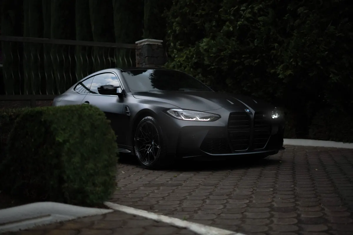 Ein mattschwarzes Sportcoupé im Halbdunkel